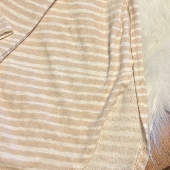 👚(bundle 4 items w/👚for $16) Cream and white striped top - Picture 3 of 8